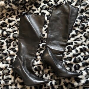Stuart Weitzman Women’s Knee High Stiletto Back Zip Boots size 8